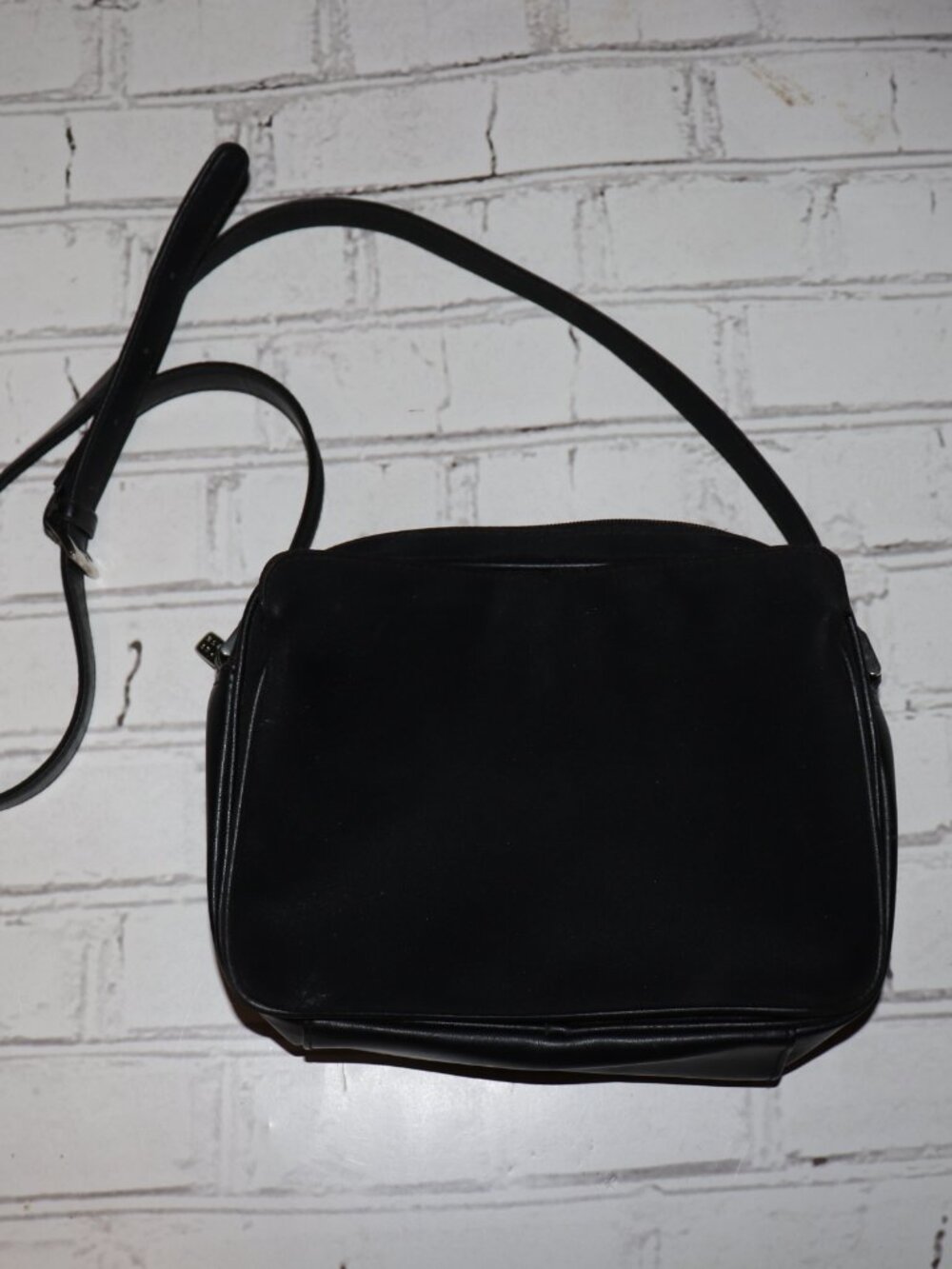 🖤 Crazy Horse Crossbody · 7" x 9.5" Front zipper pocket · Adjustable strap